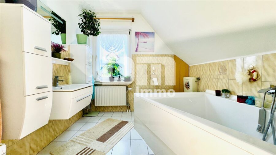 Gepflegtes Raumwunder in idyllischer Lage - Modernisiertes Einfamilienhaus Garagen / Garten - OG / DG Bad Wanne